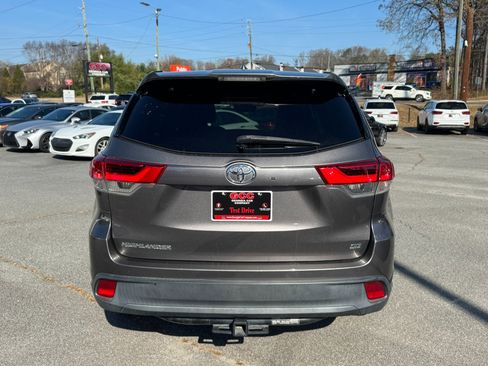 Used 2017 Toyota Highlander SE image 6