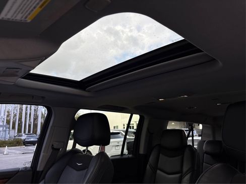 Used 2019 Cadillac Escalade ESV Luxury image 32