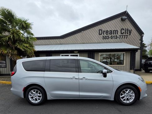 Used 2022 Chrysler Voyager LX FWD image 3