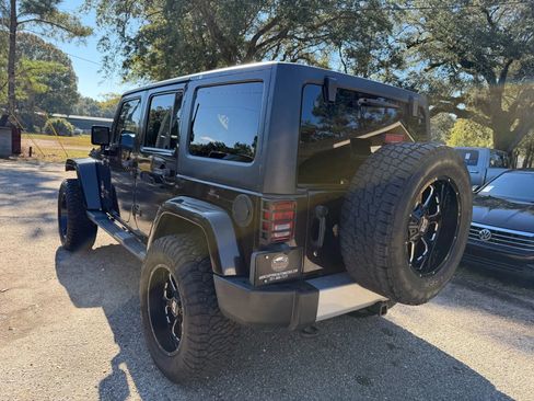 Used 2013 Jeep Wrangler Unlimited Sahara image 7