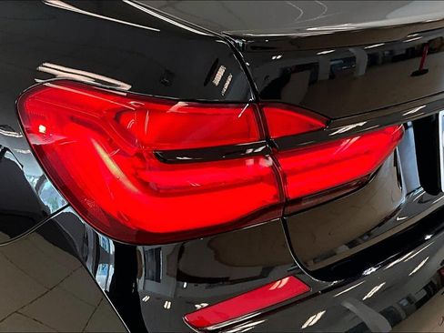 Used 2019 BMW 750i w/ Executive Package RWD image 26