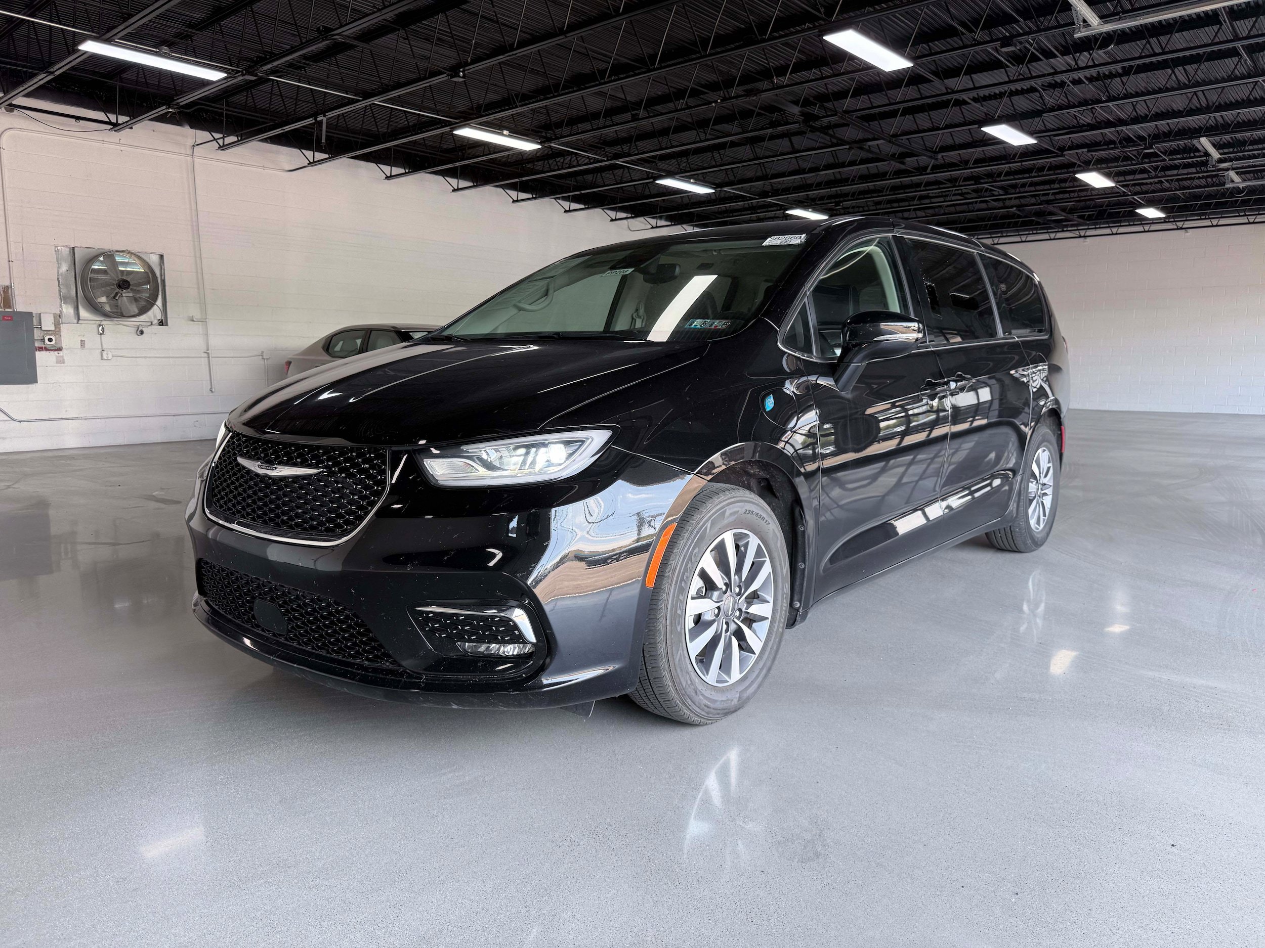 Used 2024 Chrysler Pacifica Limited FWD image 2