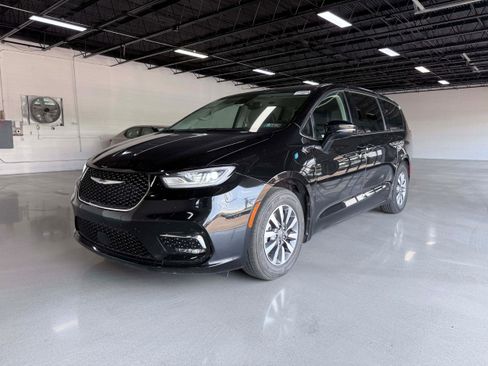 Used 2024 Chrysler Pacifica Limited FWD image 2