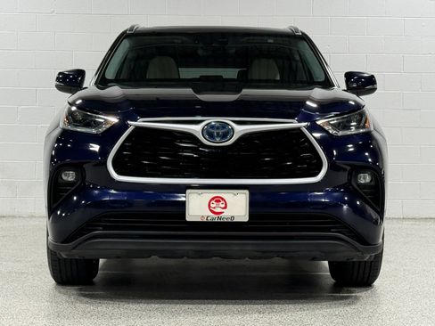 Used 2021 Toyota Highlander XLE AWD/4WD image 3