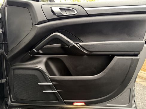 Used 2018 Porsche Cayenne Platinum Edition image 47