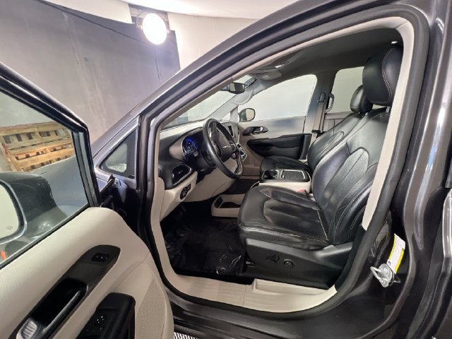 Used 2020 Chrysler Pacifica Touring-L Plus FWD image 14