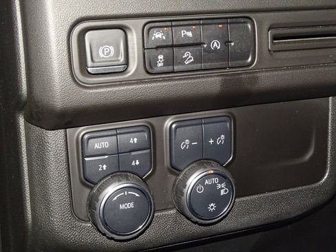 Used 2024 Chevrolet Suburban Premier image 20