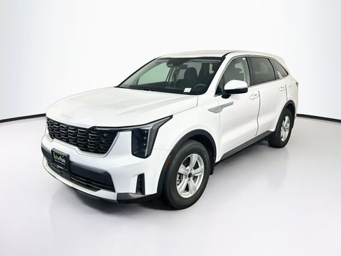 Used 2025 Kia Sorento LX FWD image 3