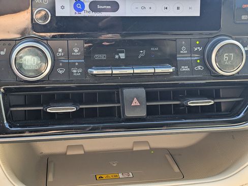 Used 2024 Toyota Highlander XLE AWD/4WD image 19