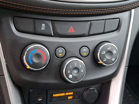 Used 2019 Chevrolet Trax LT w/ LT Convenience Package AWD/4WD image 16