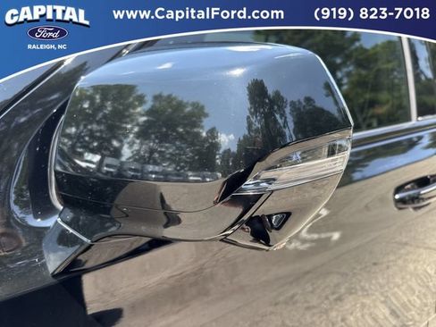 Used 2023 Cadillac Escalade Premium Luxury AWD/4WD image 12
