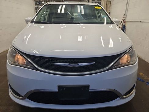 Used 2020 Chrysler Pacifica Touring-L FWD image 2