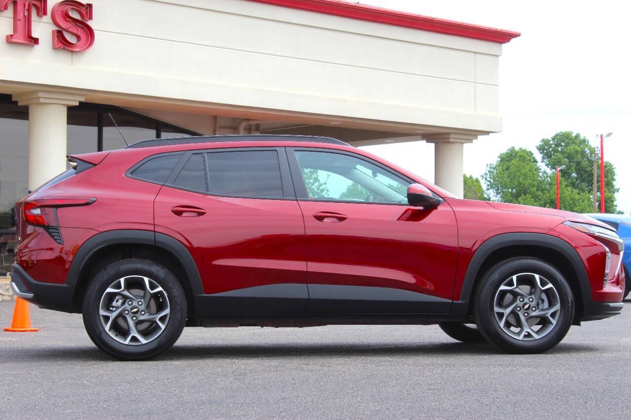Used 2025 Chevrolet Trax LT FWD image 3