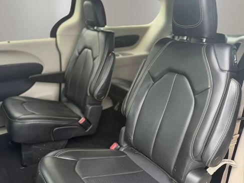 Used 2020 Chrysler Voyager Lxi FWD image 14