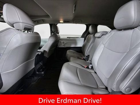 Certified 2025 Toyota Sienna XLE FWD image 9
