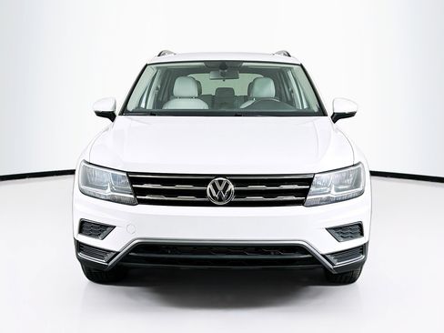 Used 2020 Volkswagen Tiguan SE w/ Panoramic Sunroof Package FWD image 2
