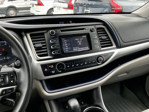Used 2018 Toyota Highlander LE w/ Carpet Mat Package (TMS) image 11
