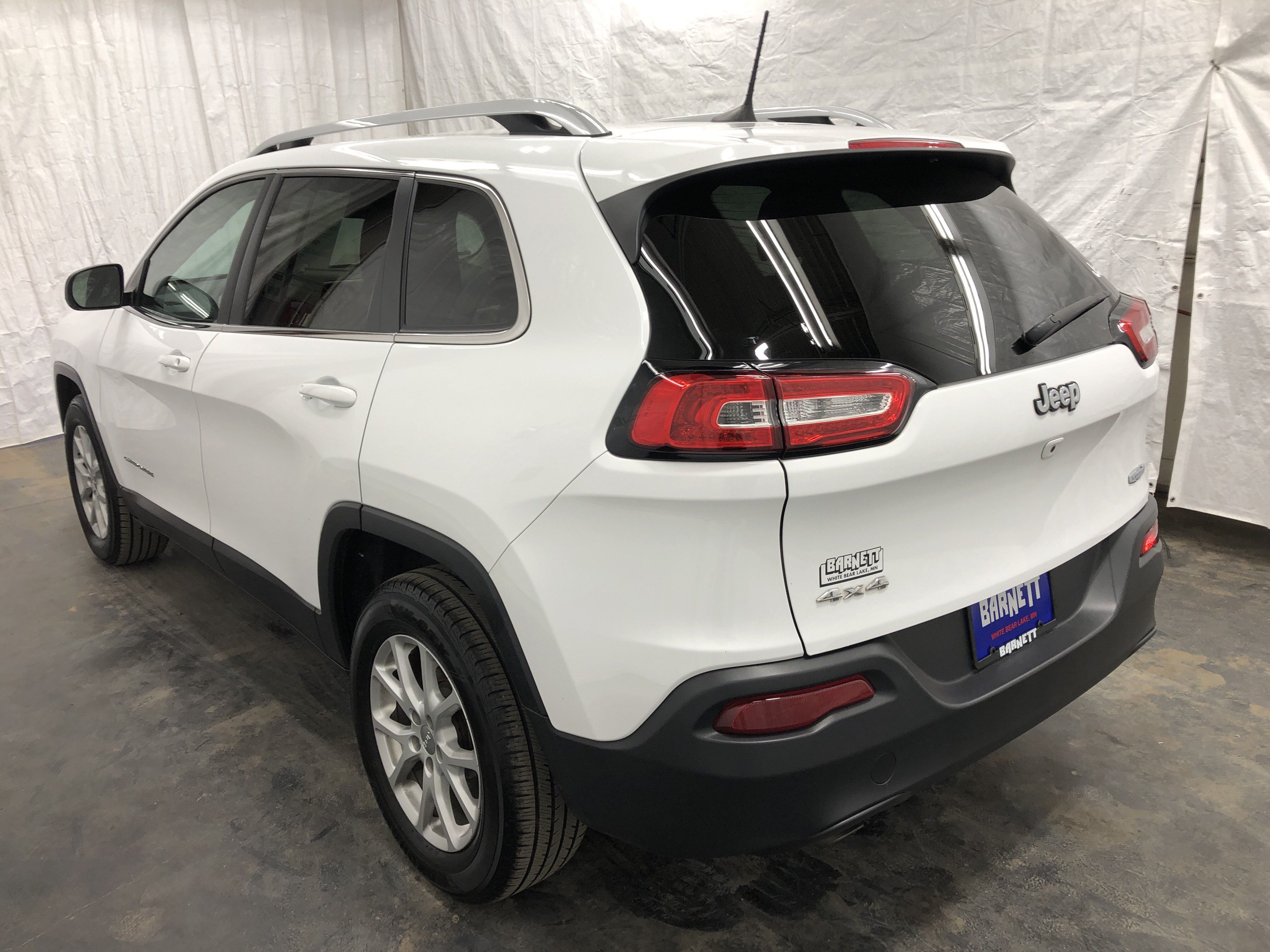 Used 2017 Jeep Cherokee Latitude w/ Cold Weather Group AWD/4WD image 5
