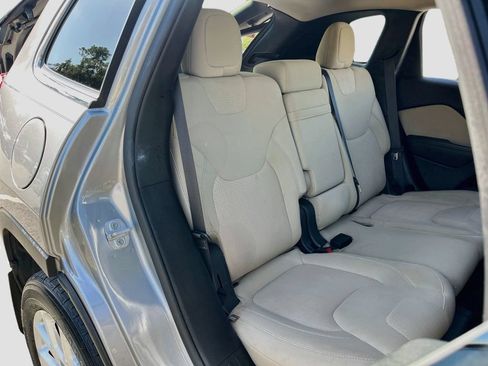 Used 2016 Jeep Cherokee Latitude w/ Comfort/Convenience Group FWD image 24