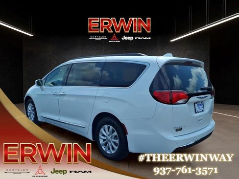 Used 2017 Chrysler Pacifica Touring-L FWD image 5