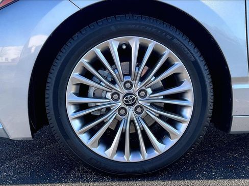 Used 2019 Toyota Avalon Limited image 9