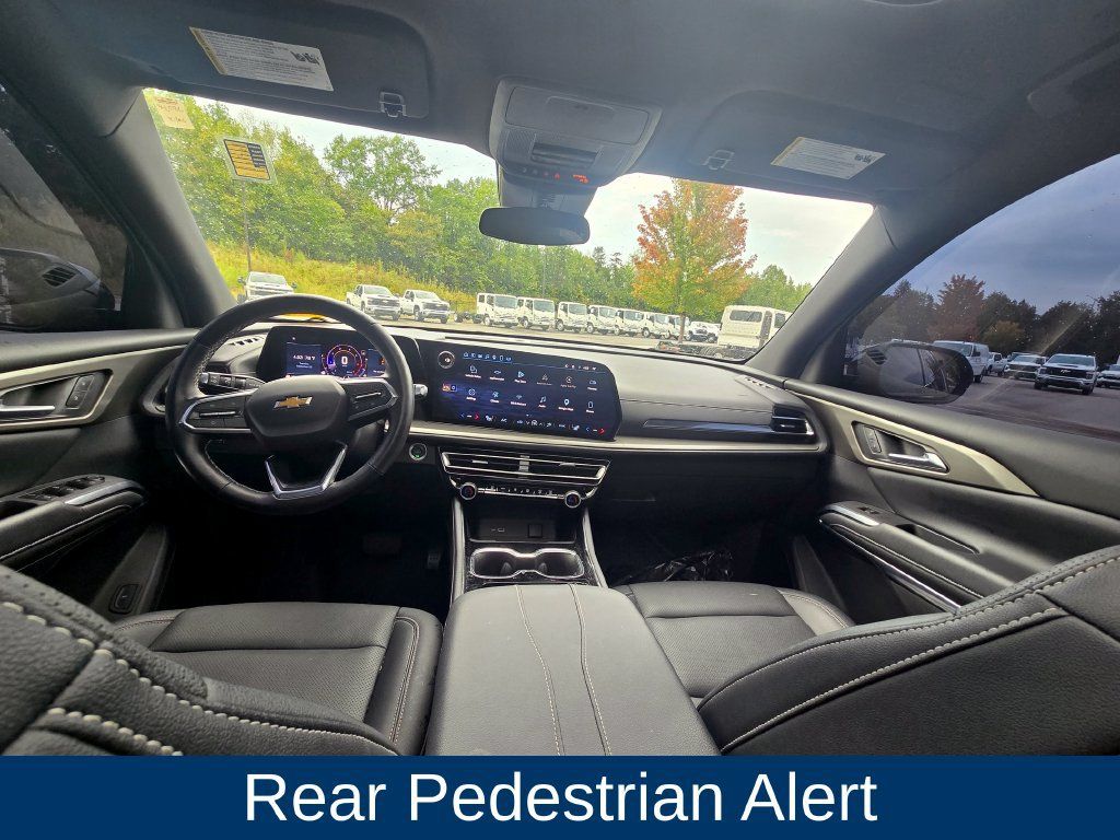 Used 2025 Chevrolet Traverse LT w/ Sun and Wheel Package FWD image 19