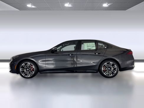 Used 2026 BMW 530i w/ M Sport Package RWD image 2