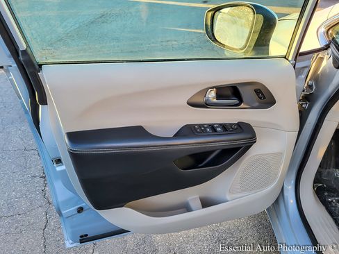 Used 2023 Chrysler Pacifica Touring-L FWD image 26