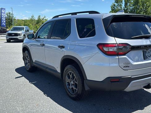 Certified 2025 Honda Pilot TrailSport image 10