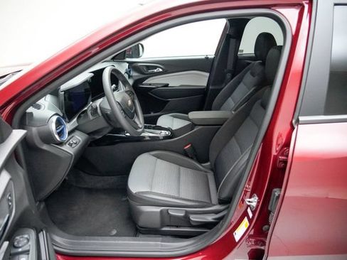 Used 2025 Chevrolet Trax LT FWD image 24