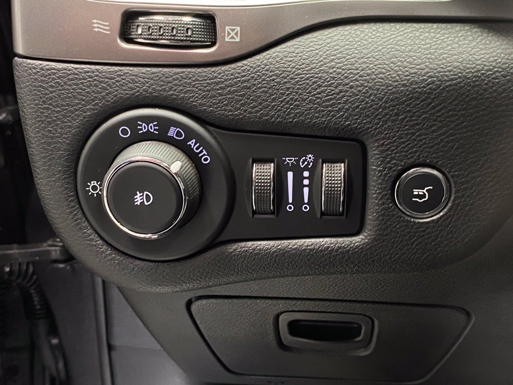 Used 2019 Jeep Cherokee Limited AWD/4WD image 19