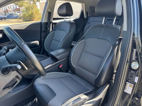 Used 2022 Kia Niro EX image 16