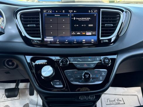 Used 2025 Chrysler Pacifica Select FWD image 12
