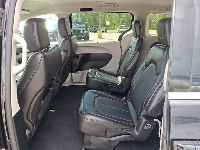 Used 2024 Chrysler Pacifica Touring-L FWD image 10