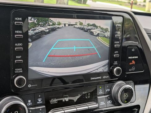 Used 2021 Toyota Highlander XLE AWD/4WD image 21