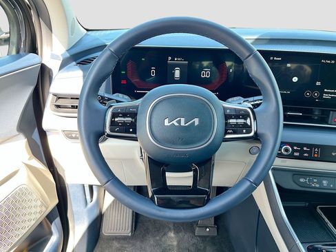 Certified 2025 Kia Carnival EX image 32