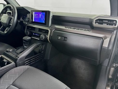 Used 2025 Toyota Tacoma SR5 AWD/4WD image 33