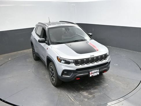 Used 2025 Jeep Compass Trailhawk AWD/4WD image 40