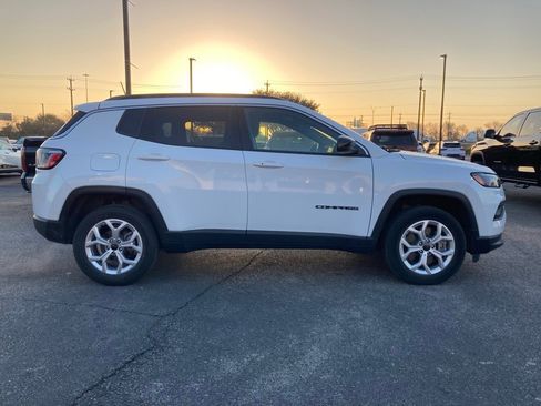Used 2025 Jeep Compass Latitude image 4