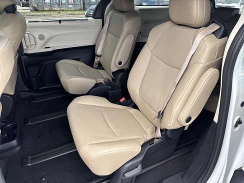 Used 2023 Toyota Sienna XLE AWD/4WD image 6