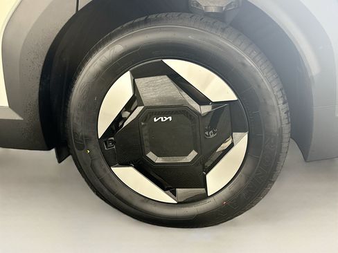 Used 2024 Kia EV9 Light Long Range RWD image 11
