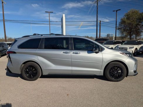 Used 2022 Toyota Sienna XSE w/ XSE Plus Package image 2