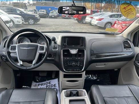 Used 2014 Chrysler Town & Country Touring image 10