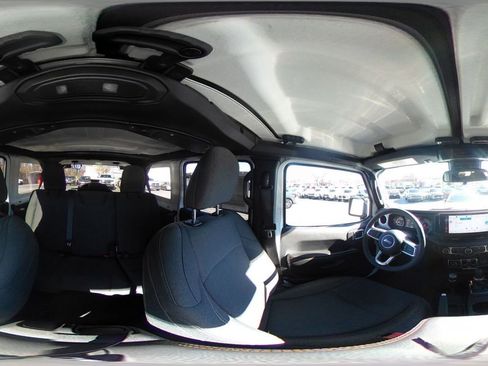 Used 2025 Jeep Wrangler Sahara image 36