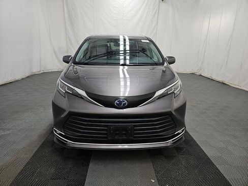 Used 2021 Toyota Sienna XLE image 3