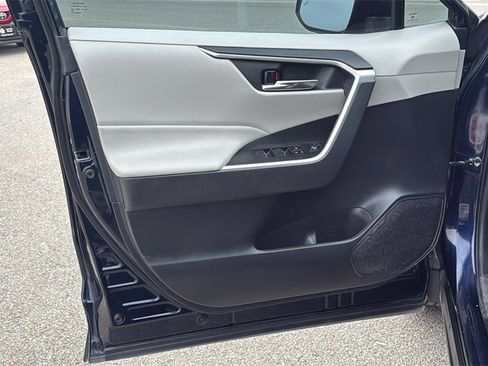 Used 2023 Toyota RAV4 XLE Premium image 8