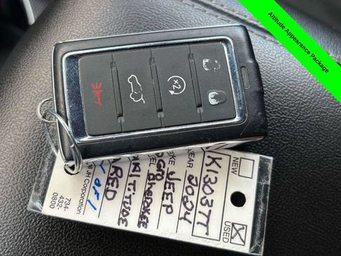 Used 2024 Jeep Grand Cherokee Altitude AWD/4WD image 23
