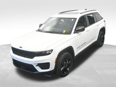 Used 2025 Jeep Grand Cherokee Altitude image 46