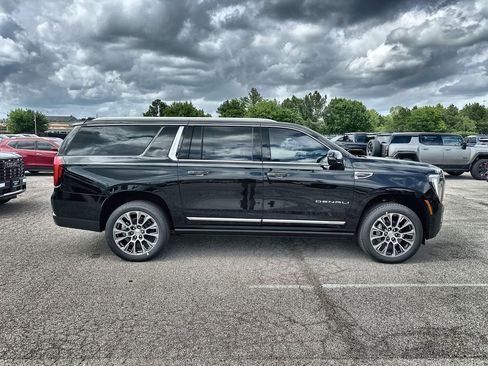 New 2026 GMC Yukon XL Denali w/ Denali Reserve Package image 10