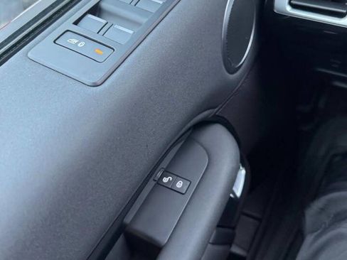 Used 2017 Land Rover Discovery SE image 32